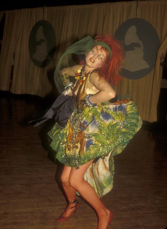 Tại Lễ trao giải Grammy năm1984 Cyndi Lauper đã thực sự gây sốc cho người tham dự với chiếc váy hoa văn cùng chiếc vòng cổ hoa quả và rất nhiều phụ trang kì quặc.